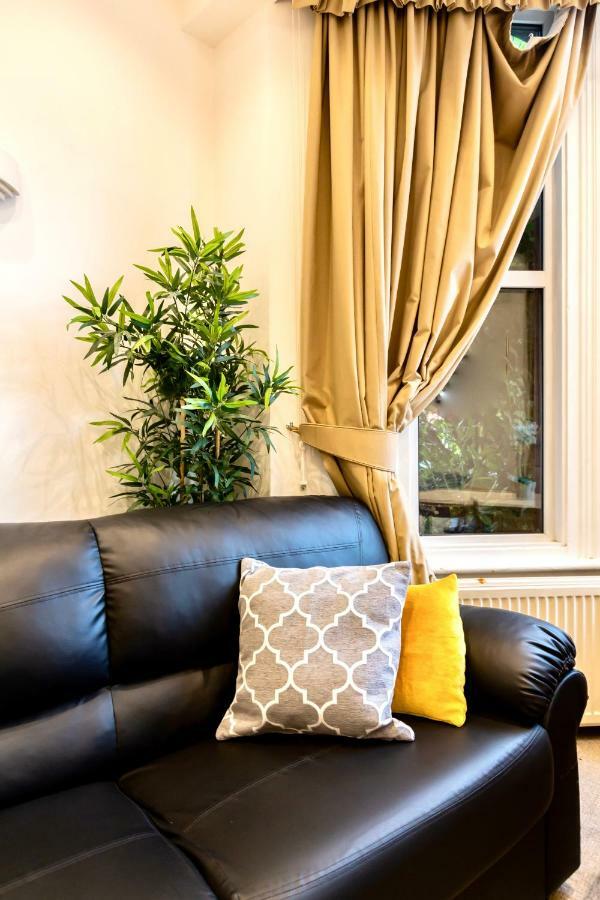 Oyo Tamtam Acton Hotel London Eksteriør bilde